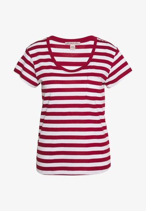 Czerwono-biała koszulka w paski z krótkimi rękawami, okrągłym dekoltem i kieszonką na przodzie. Wykonana z miękkiego materiału o gładkiej fakturze.