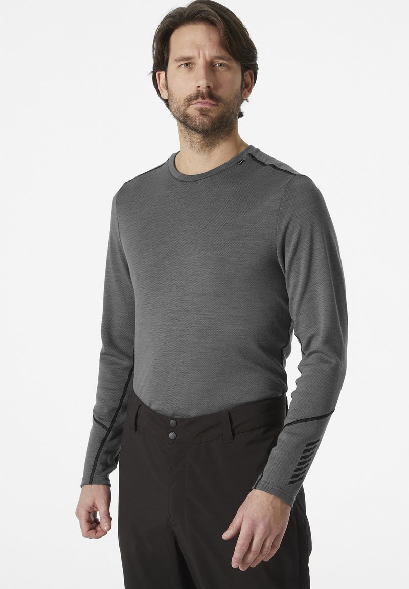 Grijze thermoshirt met lange mouwen van textuurstof, ronde hals, zwarte stiksels en donkere randafwerking bij de manchetten. Draag het met zwarte broek.