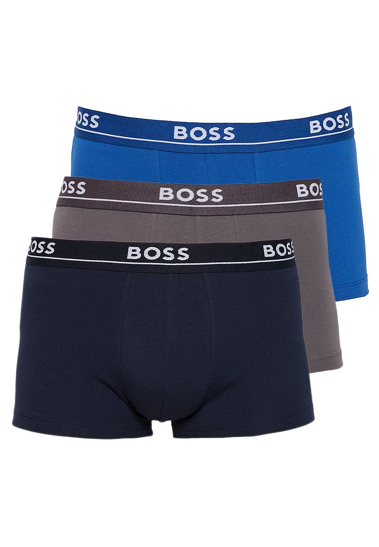 Trois slips pour hommes en bleu, gris et noir empilés, chacun avec une ceinture élastique de marque portant la mention "BOSS".