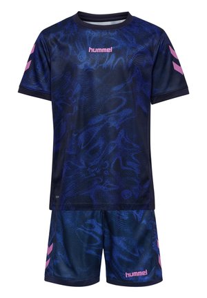 Ciemnoniebieska sportowa koszulka i spodenki z fioletowym abstrakcyjnym wzorem, różowym logo „hummel” na piersi i spodenek oraz różowymi szewronami na rękawach i bokach.