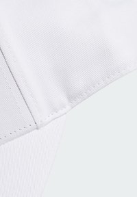 Bijela tkanina s rebrastom teksturom, koja prikazuje dva šava i uredno šivanje. Kut je presavijen, naglašavajući debljinu materijala.