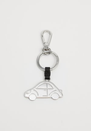 Porte-clés en métal argenté en forme de voiture, avec une boucle en cuir noir et un clip à ressort en haut pour un attachement facile.