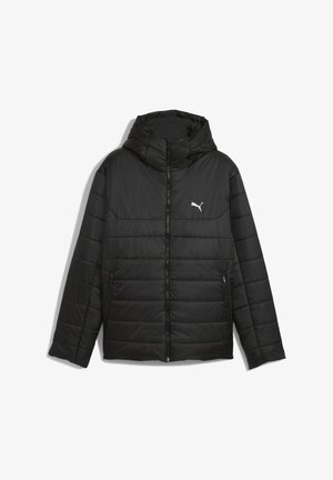 Chaqueta de plumas negra con capucha, diseño acolchado, cierre frontal y bolsillos laterales. Presenta un pequeño logo blanco en el lado izquierdo del pecho. Material ligero.