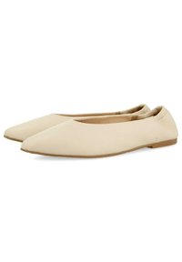 Ballerines beige à bout pointu, en tissu lisse, avec une semelle en caoutchouc plate. Présentent des coutures minimalistes et un design simple.