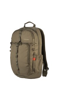 Zaino in tessuto verde con molteplici tasche con zip, cinghie frontali, un pannello posteriore in rete e una toppa con logo arancione. Presenta un manico superiore e spallacci regolabili.