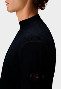 Schwarzer, gerippter Rollkragenpullover mit strukturierter Stoffoberfläche. Verfügt über ein schwarzes Patch mit roten Akzenten und Knöpfen am Oberarm.