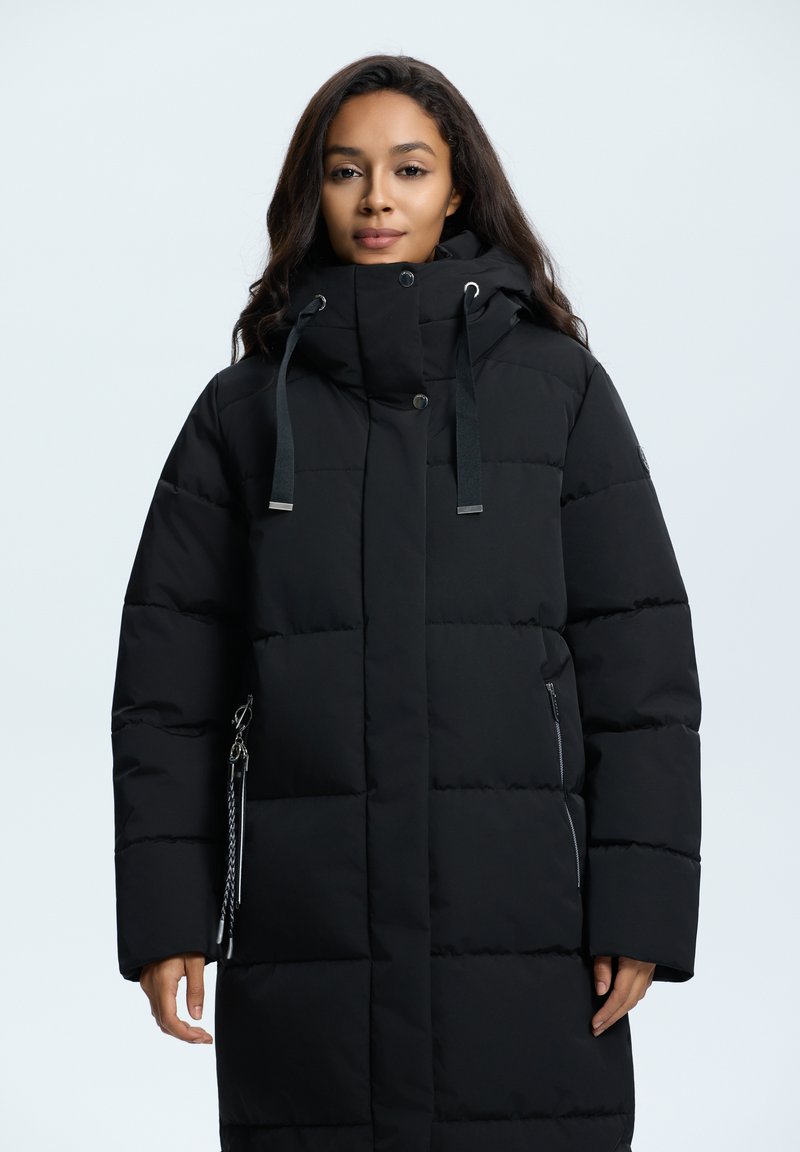 Manteau doudoune noir avec un col haut, des poches zippées, des accents argentés, un design matelassé et des cordons ajustables sur la capuche.