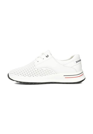 Białe sneakersy z perforacjami, okrągłym czubkiem, sznurowanym zapięciem, górą z teksturowanej skóry oraz kontrastującą czarną gumową podeszwą z czerwoną akcentującą paskiem.