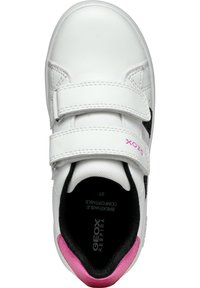 Sneaker bianco con due cinturini in Velcro, dettagli neri e rosa, superficie testurizzata e design traspirante etichettato "GEOX RESPIRA". Taglia 27.