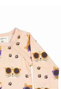 Ljust rosa långärmad body med kattansikten som bär solglasögon, accentuerad med svarta tassavtryck. Tryckknappsstängning vid axeln för enkel påklädning.