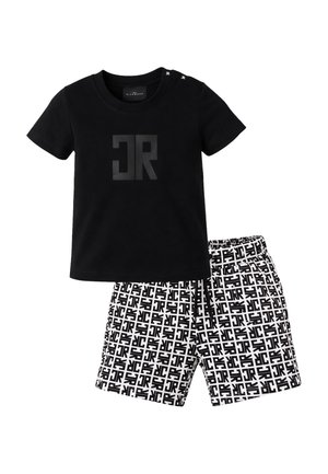 T-shirt nera a maniche corte con logo "JR" lucido abbinata a pantaloncini bianchi con motivo "JR" nero su tutta la superficie e vita elastica.