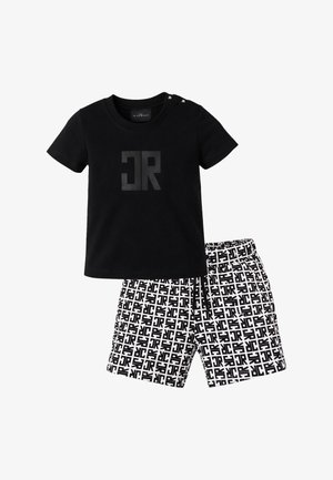 T-shirt nera a maniche corte con logo "JR" lucido abbinata a pantaloncini bianchi con motivo "JR" nero su tutta la superficie e vita elastica.