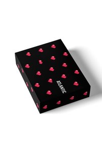 Czarne prostokątne pudełko z powtarzającym się wzorem pikselowanych różowych serc oraz słowa "ATLANTIC" w grubym białym kroju pisma po jednej stronie.