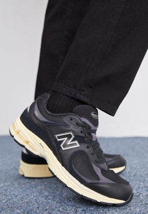 New Balance M2002 UNISEX - Tenisice - black