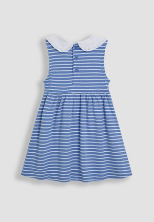 Bezramenné modro-bílé pruhované šaty s volánkovým bílým límcem a třemi knoflíky na zadní straně. Rozšířená sukně s nařaseným pasem.