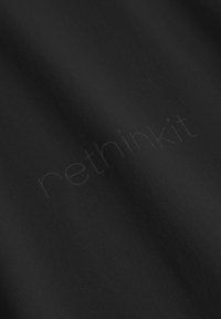 Tissu noir présentant une texture lisse avec un léger éclat. Le texte "rethinkit" est gravé en relief discrètement sur le matériau, orienté horizontalement.