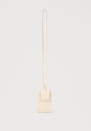 Geantă mică dreptunghiulară de umăr, bej, cu detalii împletite pe margini și curea lungă și subțire, pe un fundal simplu.