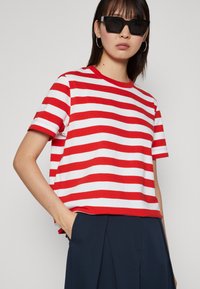 Selected Femme SLFESSENTIAL TEE - Apdrukāts T-krekls - flame scarlet/bright white