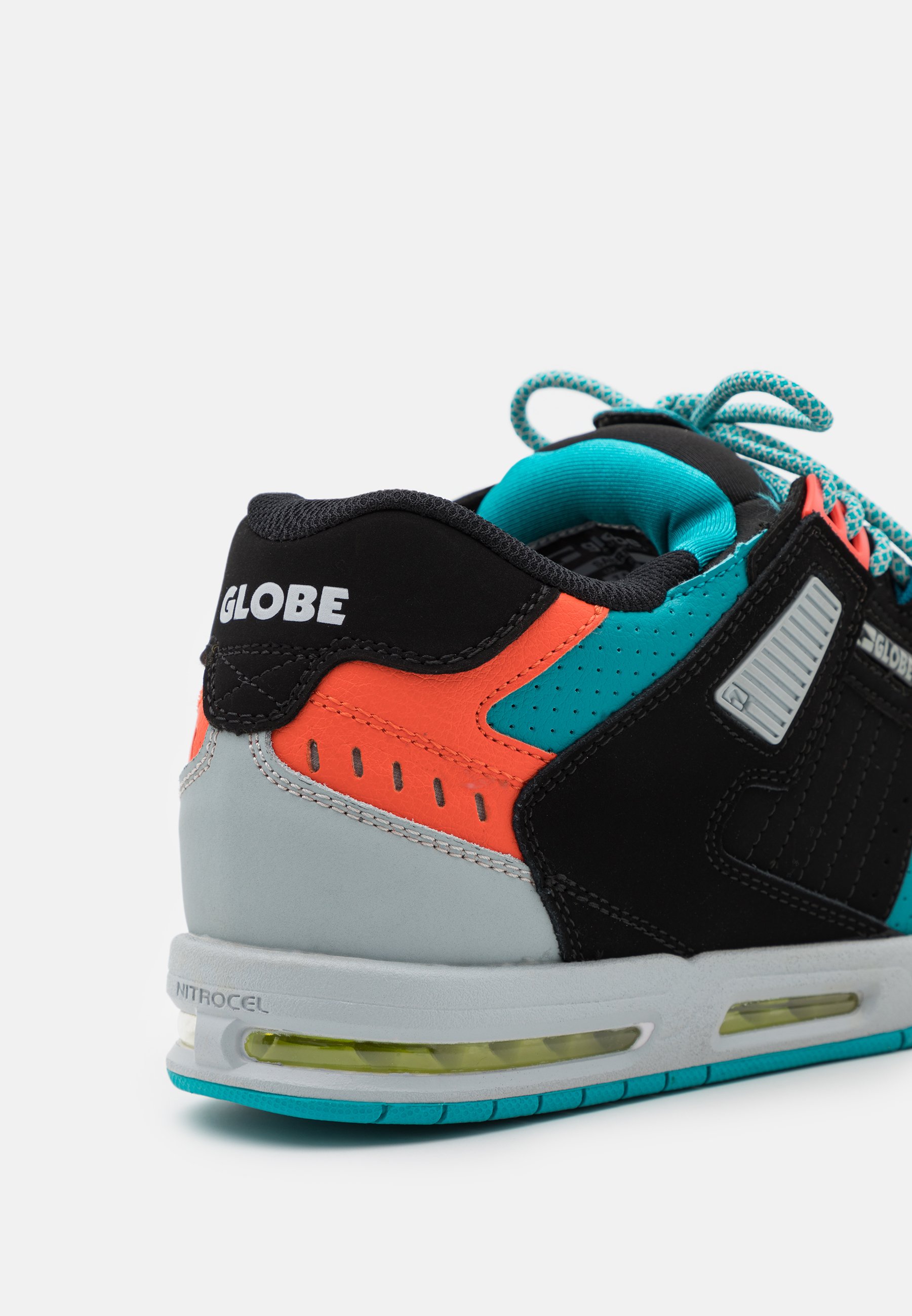 scarpe nere stringate