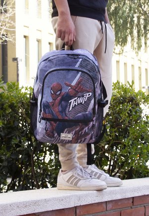 Batoh Spider-Man v šedé barvě, s grafickým designem Spider-Mana a textem "THWIP." Obsahuje nastavitelné popruhy a přední kapsu.