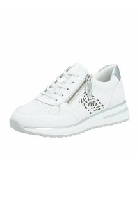 Baskets blanches avec une tige perforée, accents argentés, design à lacets, fermeture éclair sur le côté et semelle intermédiaire texturée pour plus de grip et de confort.