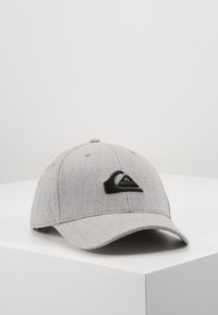 Grå caps laget av teksturert stoff, med en svart brodert logo på fronten, buet skygge og justerbar bakre stropp.