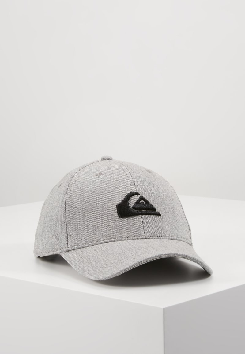 Grå caps laget av teksturert stoff, med en svart brodert logo på fronten, buet skygge og justerbar bakre stropp.
