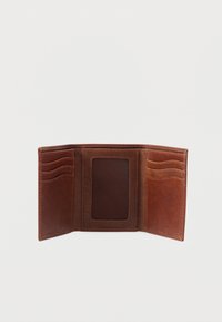 Braune Lederbrieftasche mit glatter Textur, ausgestattet mit mehreren Kartenfächern und einem Ausweisfenster. Offenes Design, das den Innenraum zeigt.