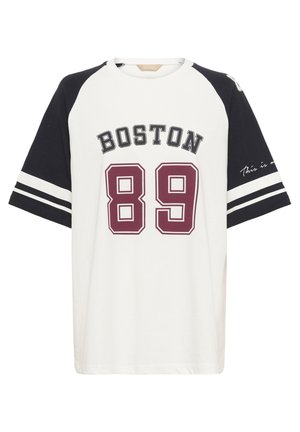 T-shirt bianco in cotone con maniche a raglan nere. Presenta la scritta "BOSTON" e "89" stampate in bordeaux. Decorato con strisce e testo bianchi sulla manica.