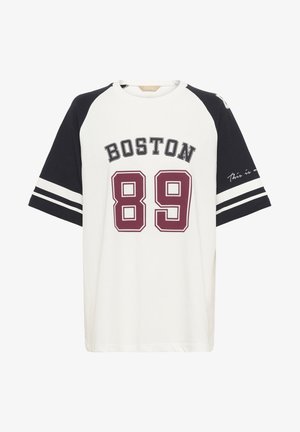 Witte katoenen t-shirt met zwarte raglanmouwen. Heeft de teksten "BOSTON" en "89" in bordeauxrood gedrukt. Aangedikt met witte strepen en tekst op de mouw.