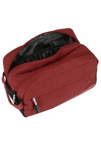 Borsa da toeletta rossa con texture, chiusura a zip e interno nero, presenta due scomparti e dettagli in metallo argentato.