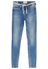 Jeans skinny de mezclilla azul claro con un ligero desgaste, diseño de cinco bolsillos y un cordón blanco en la cintura.