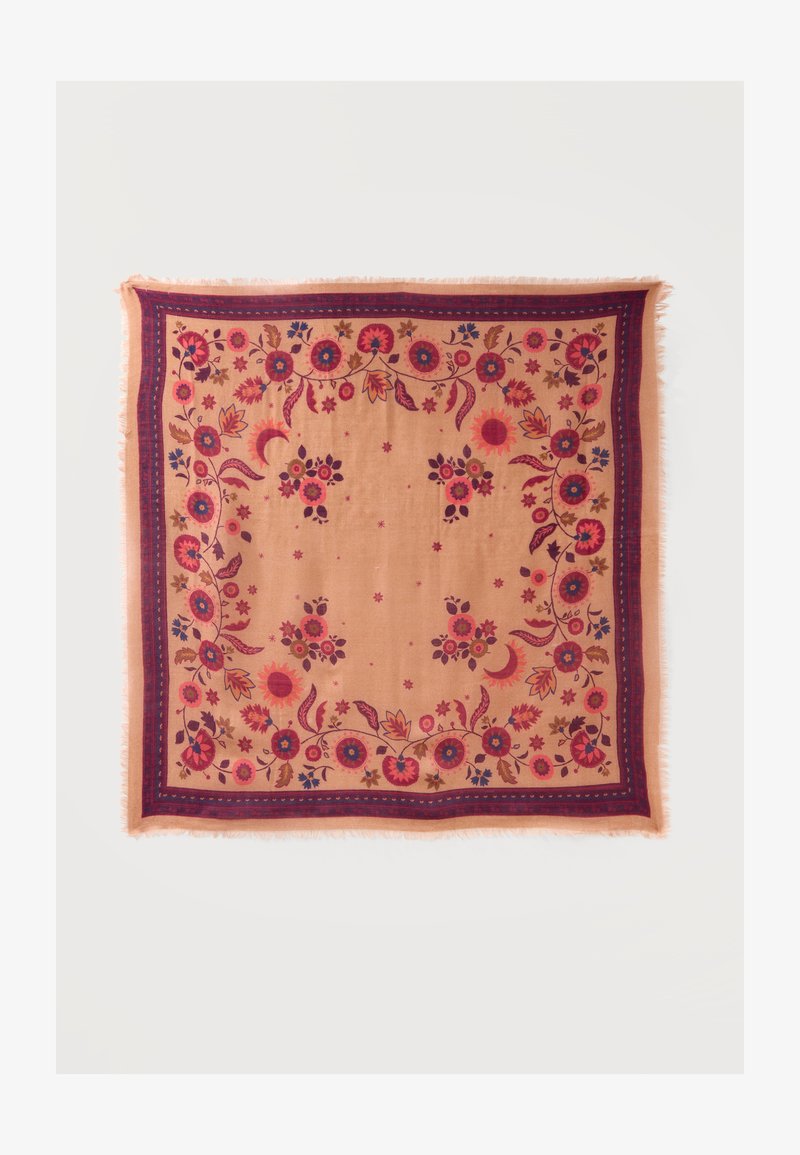 Τετράγωνο ανοιχτό καφέ φουλάρι με κόκκινα και μπλε λουλουδάτα και φυλλώδη σχέδια, περιβαλλόμενο από μια σκουροκόκκινη κορνίζα με κρόσσια.