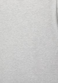 Tricou gri dintr-un amestec de bumbac, cu o textură netedă. Are guler rotund și mâneci scurte, prezentând un design minimalist.