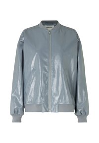 Veste bomber grise claire en matériau brillant, avec fermeture éclair, poignets côtelés et deux poches latérales. Texture lisse avec une coupe décontractée.