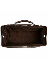 Sac de voyage en cuir marron avec une forme rectangulaire structurée. Dispose d'une doublure matelassée marron, de quincaillerie en argent et d'une poignée supérieure.