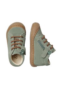 Zelené semišové dětské boty s hnědým šněrováním a bočním zipem, které mají texturovanou gumovou podešev a zesílenou špičku.