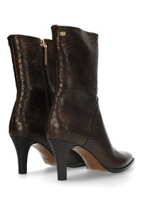 Botas de tobillo de piel de serpiente marrón con un diseño elegante, punta afilada y tacón de aguja. Presentan un cierre lateral con cremallera y una superficie texturizada.