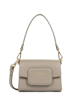 Borsa in pelle grigia Lancaster Paris con manico superiore, tasca frontale con patta, hardware dorato e tracolla staccabile.