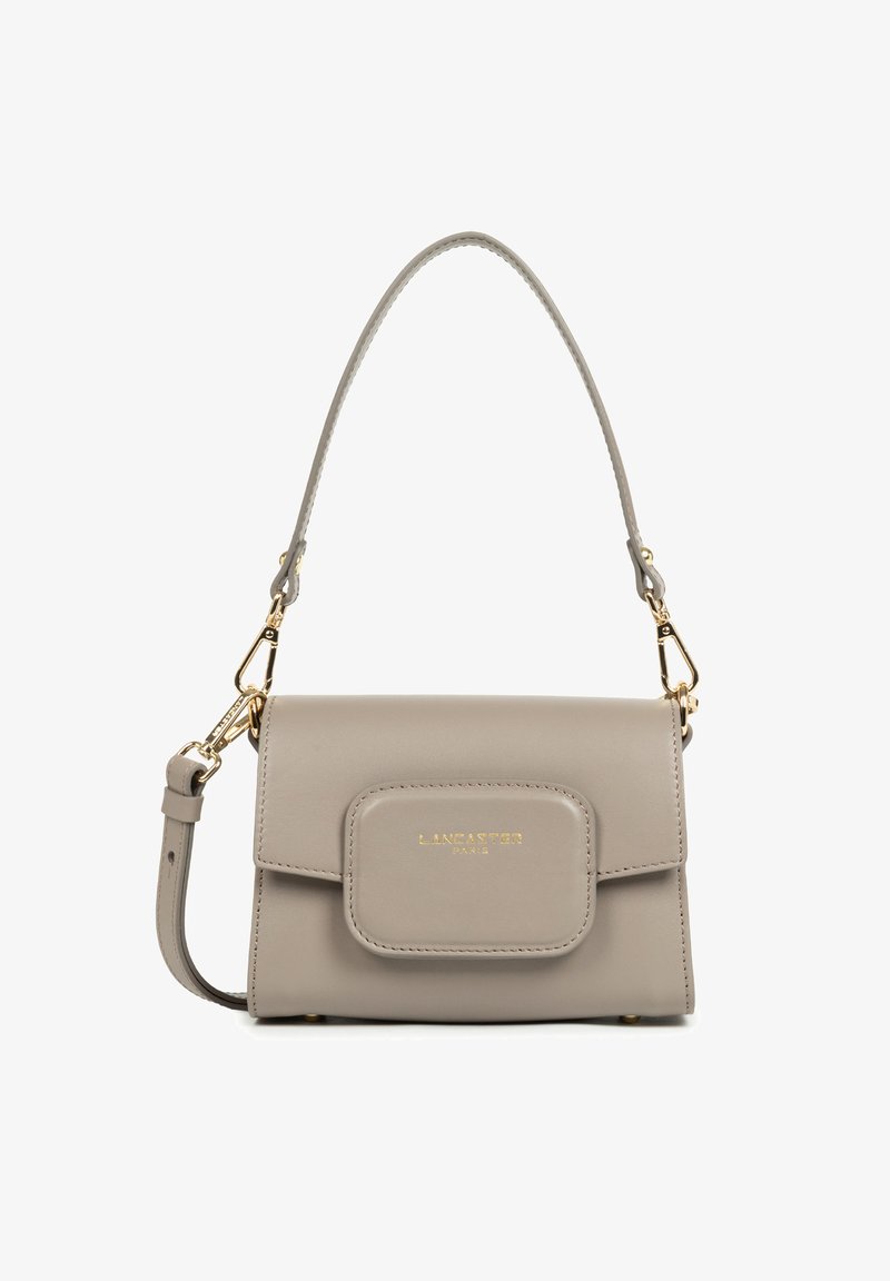 Borsa in pelle grigia Lancaster Paris con manico superiore, tasca frontale con patta, hardware dorato e tracolla staccabile.