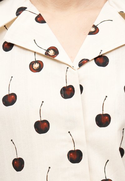 Πουκάμισο με γιακά από λευκό ύφασμα με σκούρες κόκκινες κερασιές με μίσχους διασκορπισμένους στο υλικό.