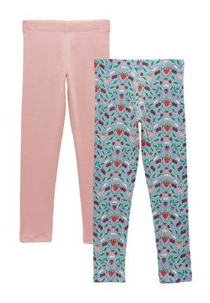 Dva páry detských legín: jeden v jednofarebnej svetloružovej, druhý svetlomodrý s červenými vzormi jahôd a zelených listov.