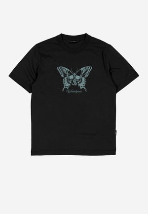 Μαύρο κοντομάνικο μπλουζάκι με ένα μπλε γραφικό πεταλούδας που διαθέτει σχέδια κρανίων στα φτερά και το κείμενο "Wastedparis" από κάτω.