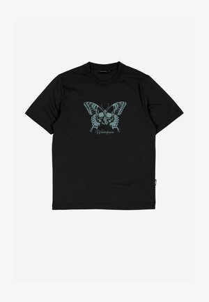 T-shirt nera a maniche corte con grafica di una farfalla blu, le cui ali presentano motivi di teschi, con il testo "Wastedparis" sotto.