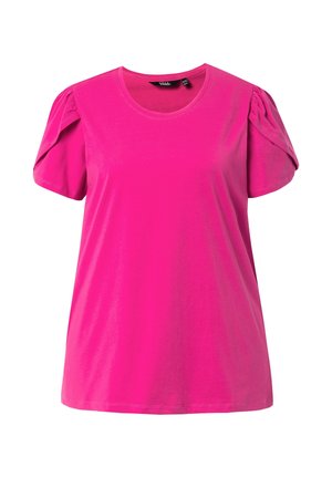 Felroze blouse met korte mouwen, ronde halslijn en geplooide pofmouwen, weergegeven op een witte achtergrond.