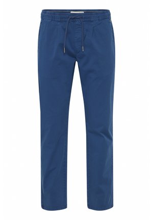Sinised elastsed pants paelaga, millel on kaks eesmist taskut ja sile, kerge materjal. Sirged jalad, ilma mustrite või aksessuaarideta.