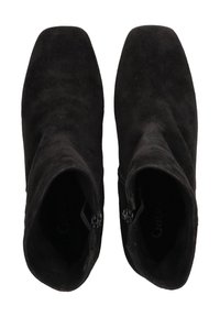 Botines de ante negros con punta cuadrada, parte superior ligeramente arrugado y cremalleras laterales, que presentan una textura suave y un diseño minimalista.
