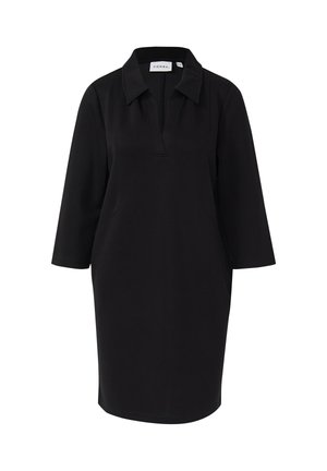 Czarna sukienka do kolan z rękawami 3/4, szerokim kołnierzem i dekoltem w serek marki Comma na białym tle.