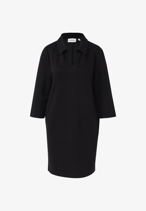 Czarna sukienka do kolan z rękawami 3/4, szerokim kołnierzem i dekoltem w serek marki Comma na białym tle.