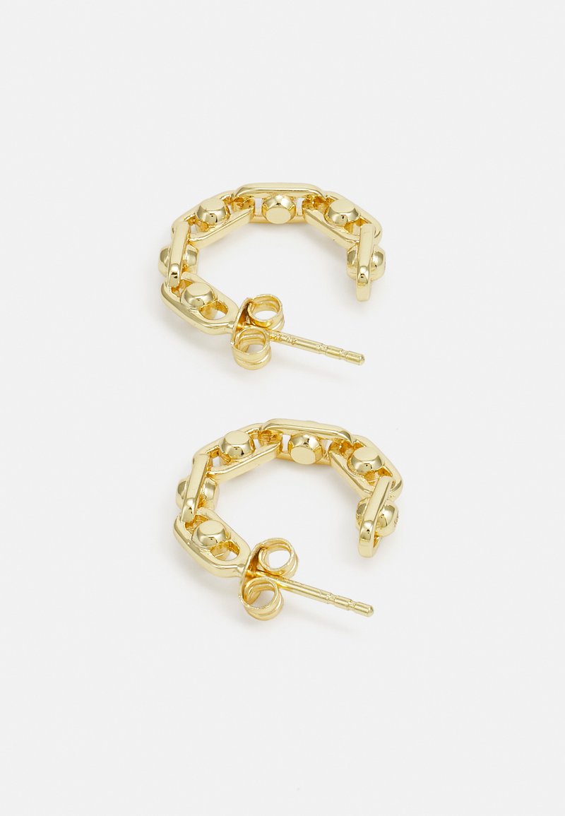 Pendientes de aro de oro con un diseño de cadena gruesa y acentos redondos. Cada pendiente incluye un respaldo de poste tradicional para un uso seguro.